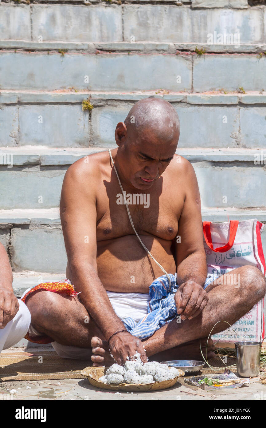 BADRINATH, INDE, le 5 juin - Un pèlerin prières offre à ses ancêtres près de la rivière Alakananda au temple d'Badarinath en Inde du Nord le 5 juin t Banque D'Images