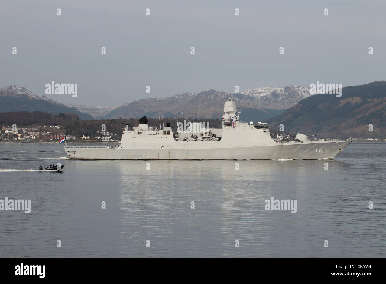 Le HNLMS Tromp (F803), une frégate de classe Zeven Provincien de la Marine royale néerlandaise, passant Gourock à son arrivée pour l'exercice Joint Warrior 17-1. Banque D'Images