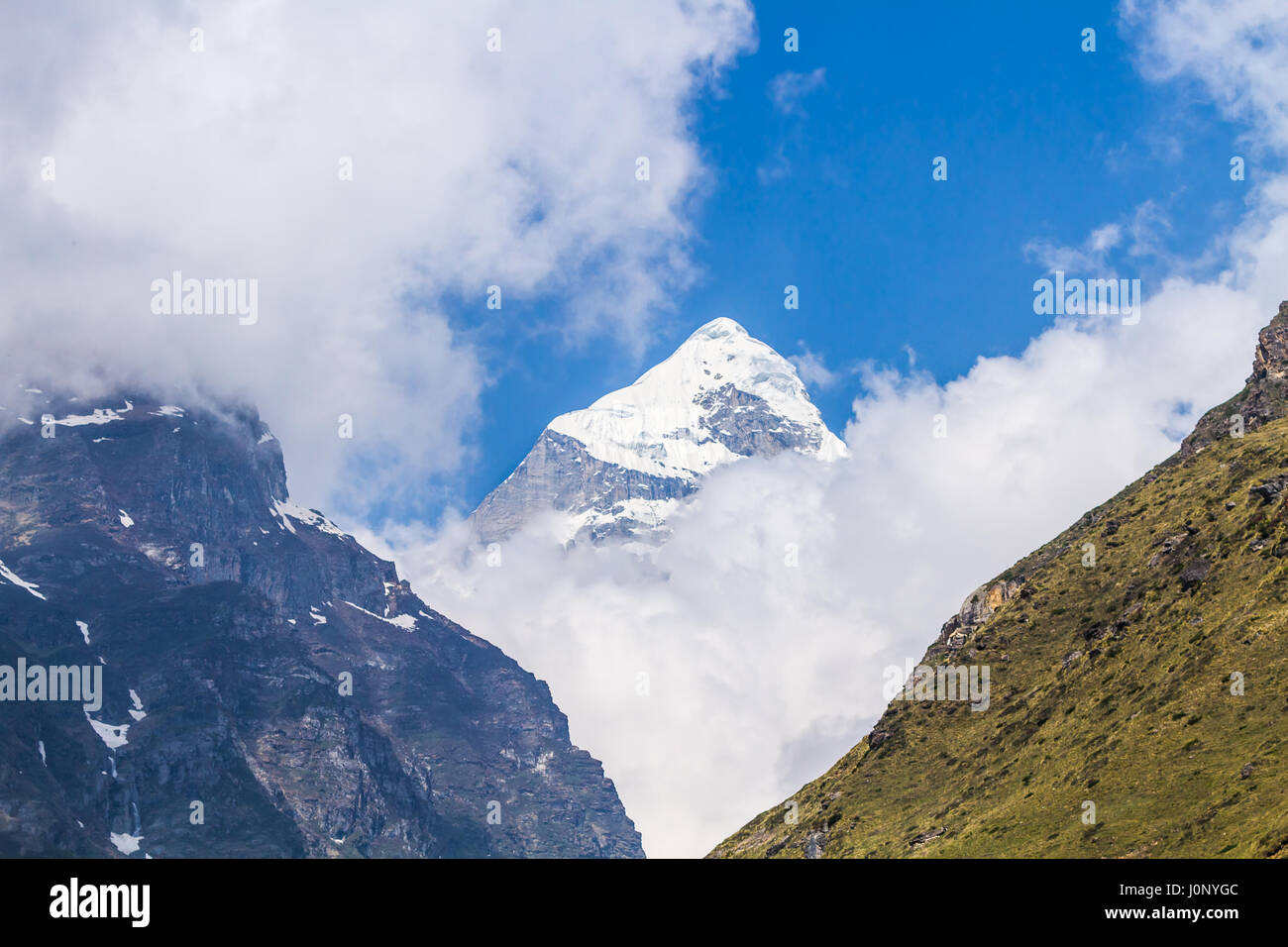 Neelkanth montagne dans l'Himalaya indien près de Badrinath. Banque D'Images