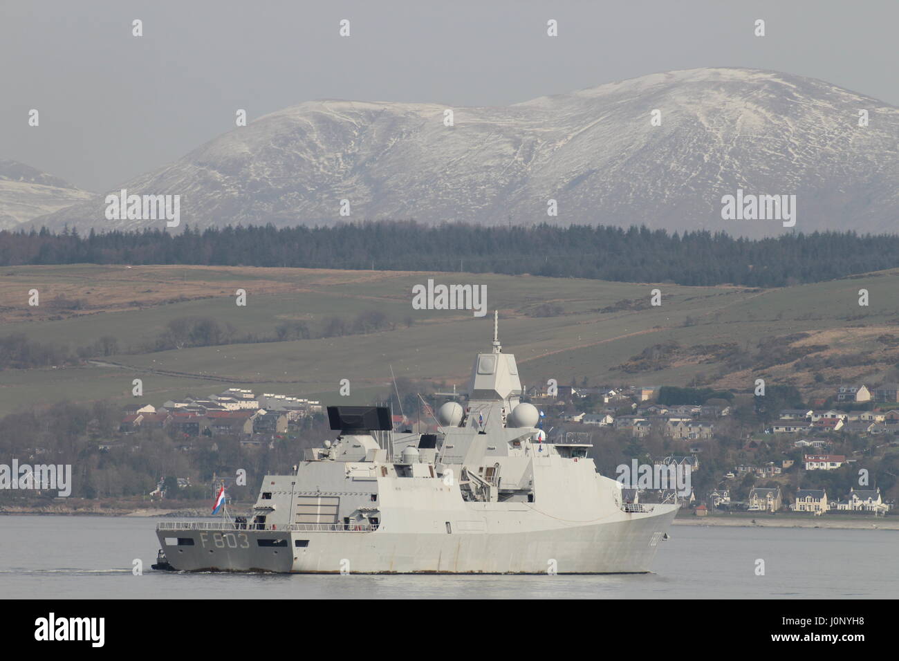 Le HNLMS Tromp (F803), une frégate de classe Zeven Provincien de la Marine royale néerlandaise, passant Gourock à son arrivée pour l'exercice Joint Warrior 17-1. Banque D'Images