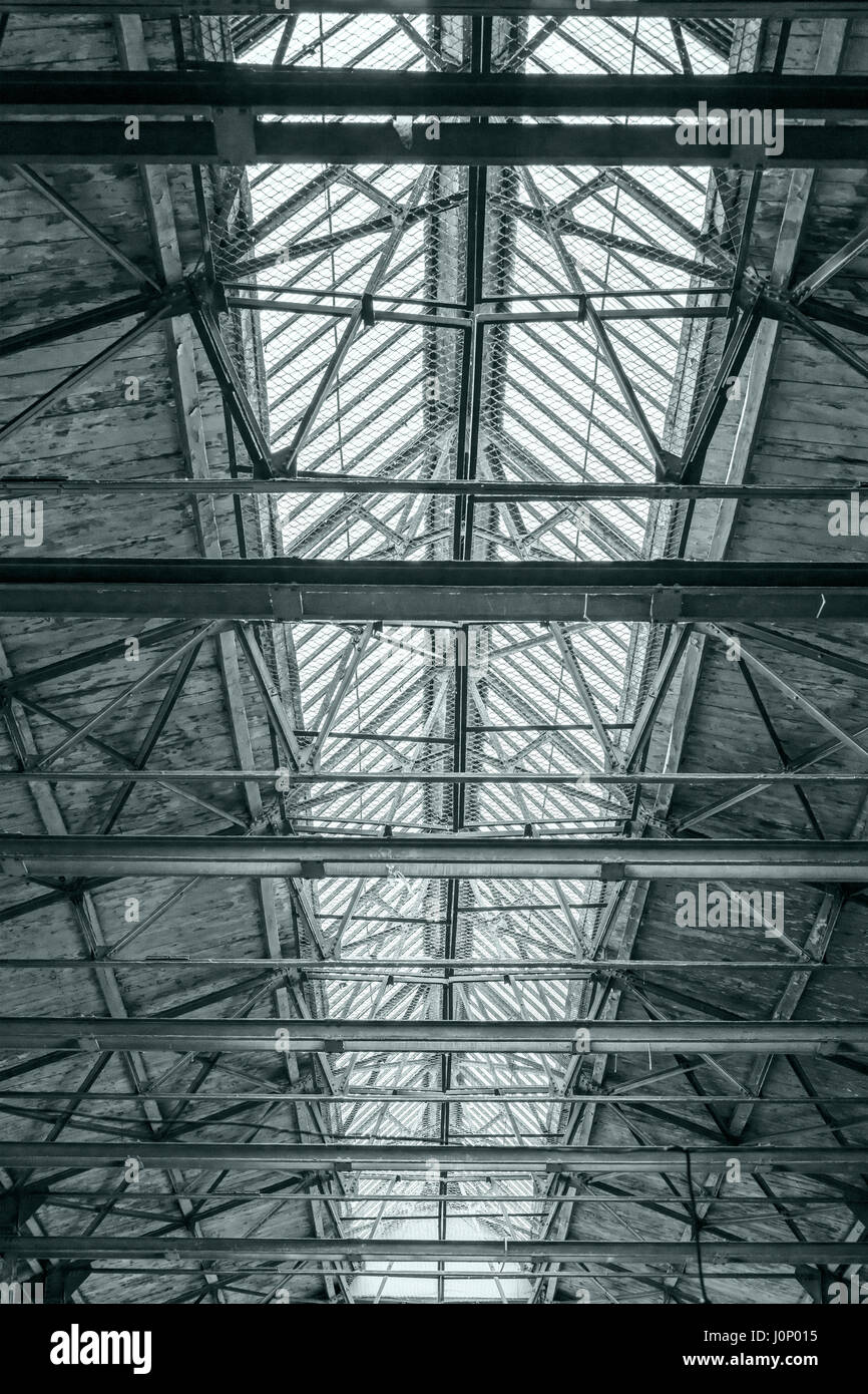 Usine de plafond avec poutres en acier. Toiture de bâtiment industriel. Banque D'Images