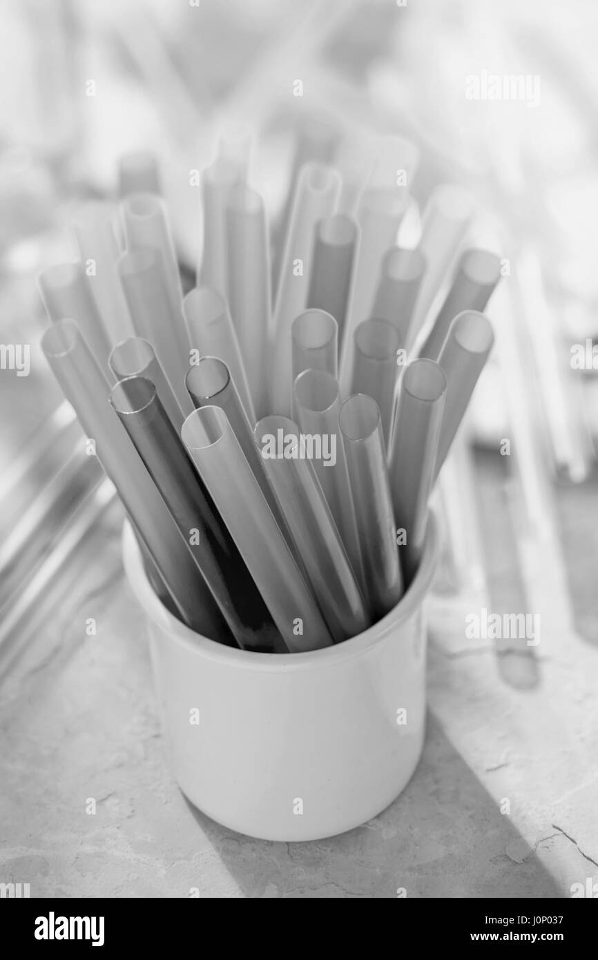 Tasse avec paille en noir et blanc Banque D'Images
