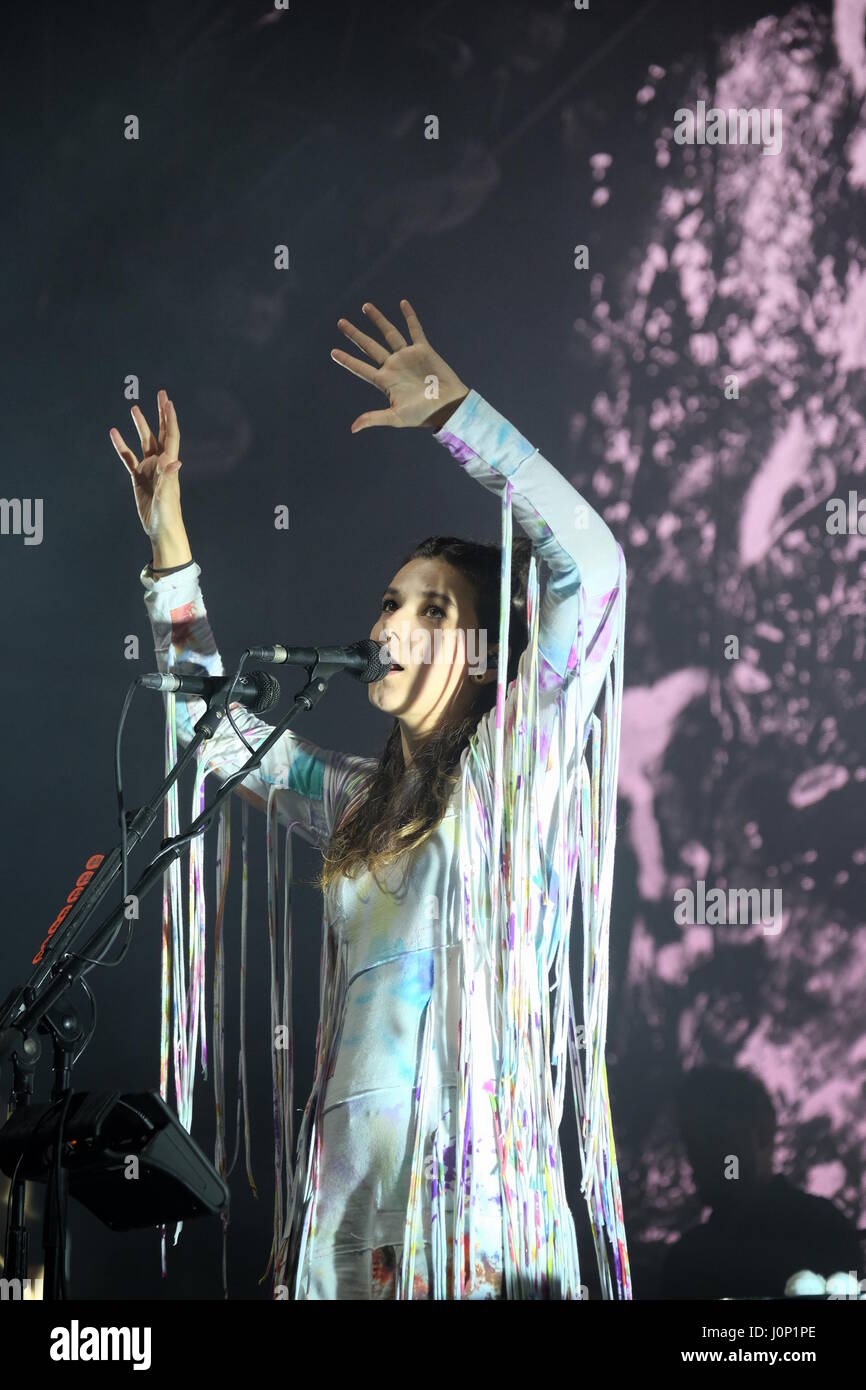 Le groupe islandais de monstres et les hommes avec le chanteur Nanna Bryndís Hilmarsdóttir produisent sur la scène John Peel du festival de Glastonbury au Banque D'Images