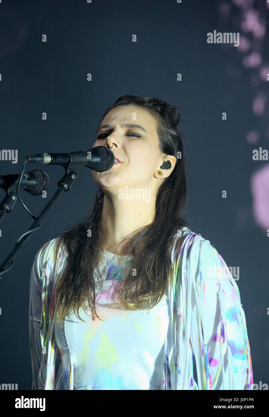 Le groupe islandais de monstres et les hommes avec le chanteur Nanna Bryndís Hilmarsdóttir produisent sur la scène John Peel du festival de Glastonbury au Banque D'Images