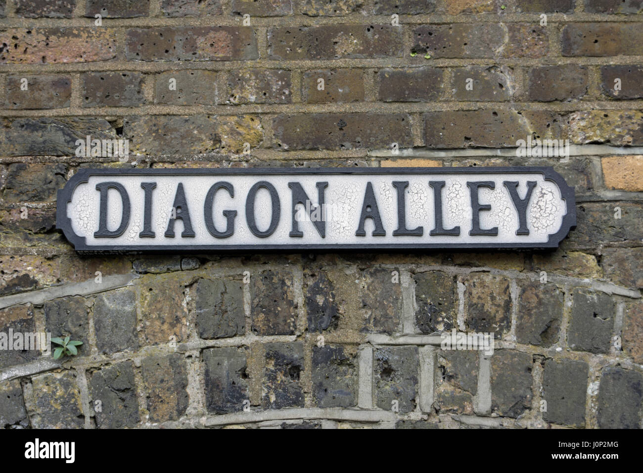 Signe pour le chemin de traverse, placé au-dessus d'un tunnel à pied à Twickenham, Middlesex, Angleterre Banque D'Images