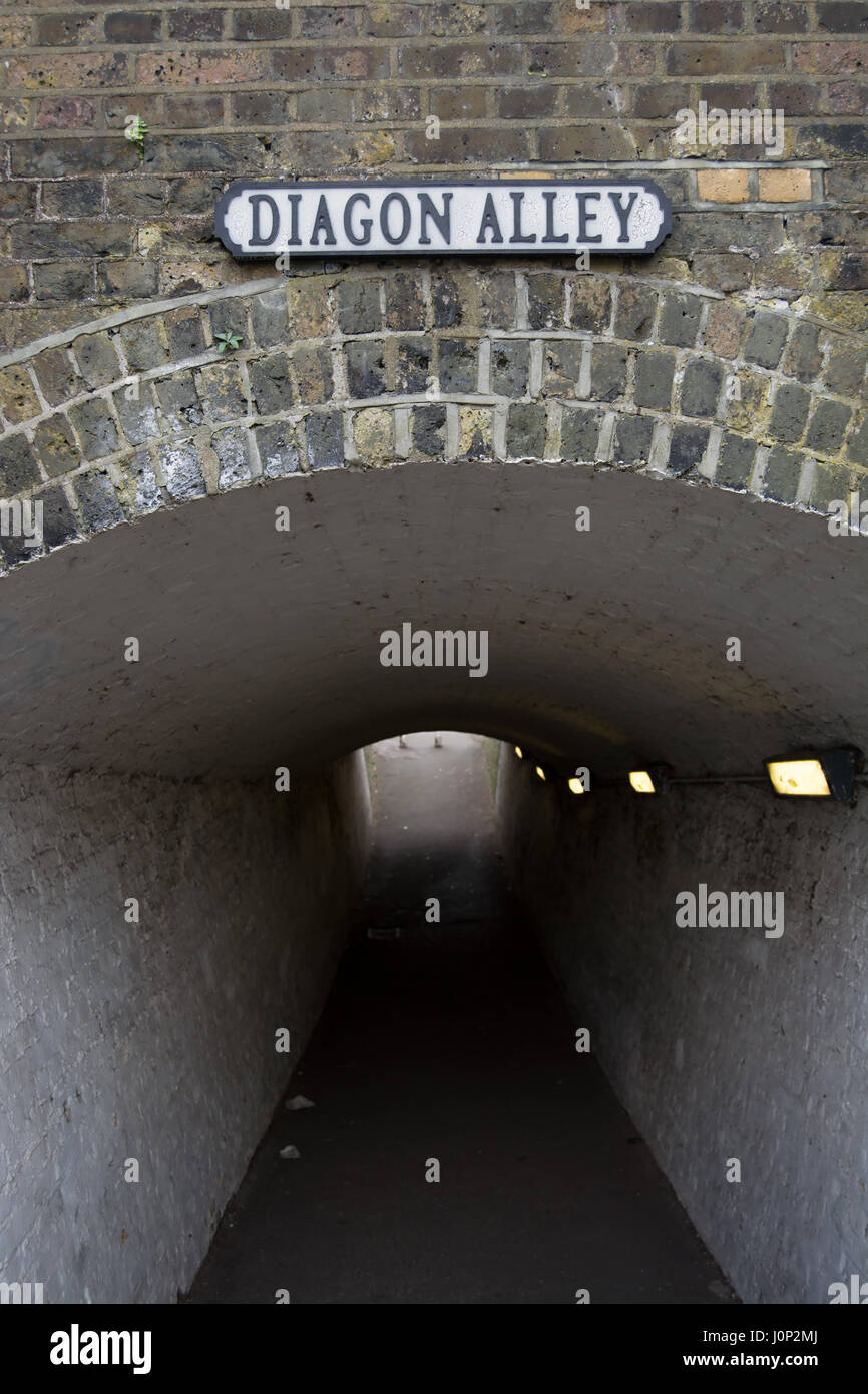Signe pour le chemin de traverse, placé au-dessus d'un tunnel à pied à Twickenham, Middlesex, Angleterre Banque D'Images