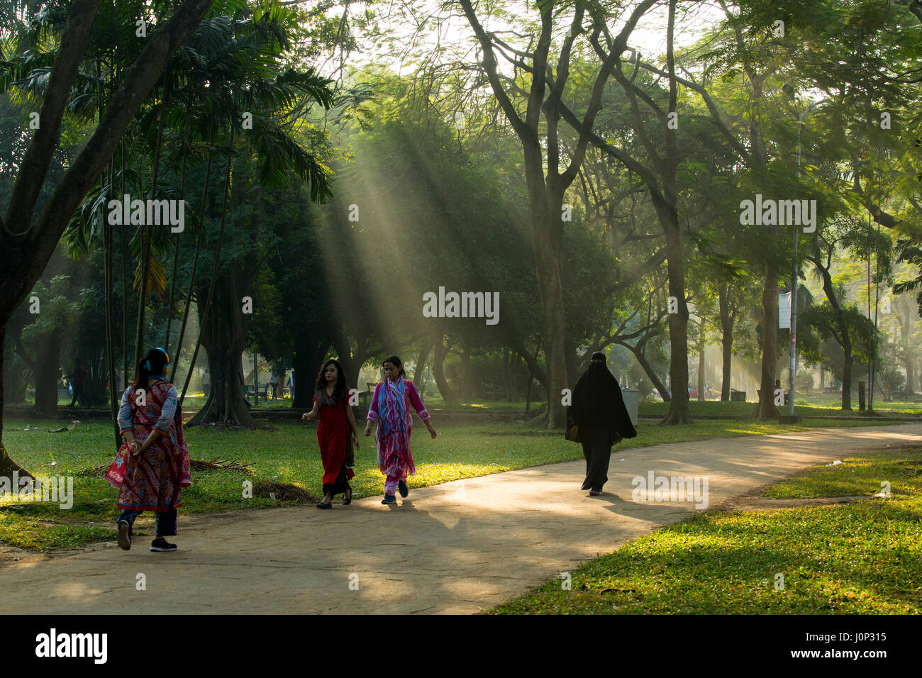 Les résidents de Dhaka prendre une matinée de marche dans l'hiver dans le parc Ramna à Dhaka, Bangladesh Banque D'Images
