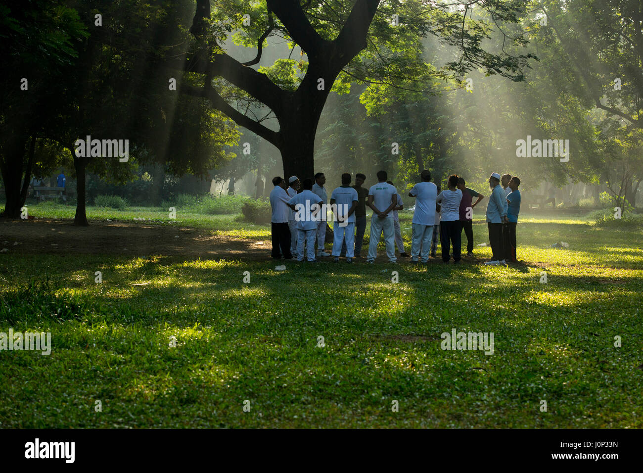 Les résidents de Dhaka l'exercice dans le parc Ramna dans un matin d'hiver. Dhaka, Bangladesh. Banque D'Images