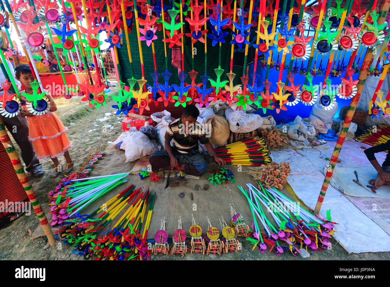 Vente éléments de jouets au 'Raas Leela' festival . Le Bishnupriya Manipuri Communauté célèbre 'Raas Leela' à l'Madhabpur Kamalganj Mandap, Jora. T Banque D'Images