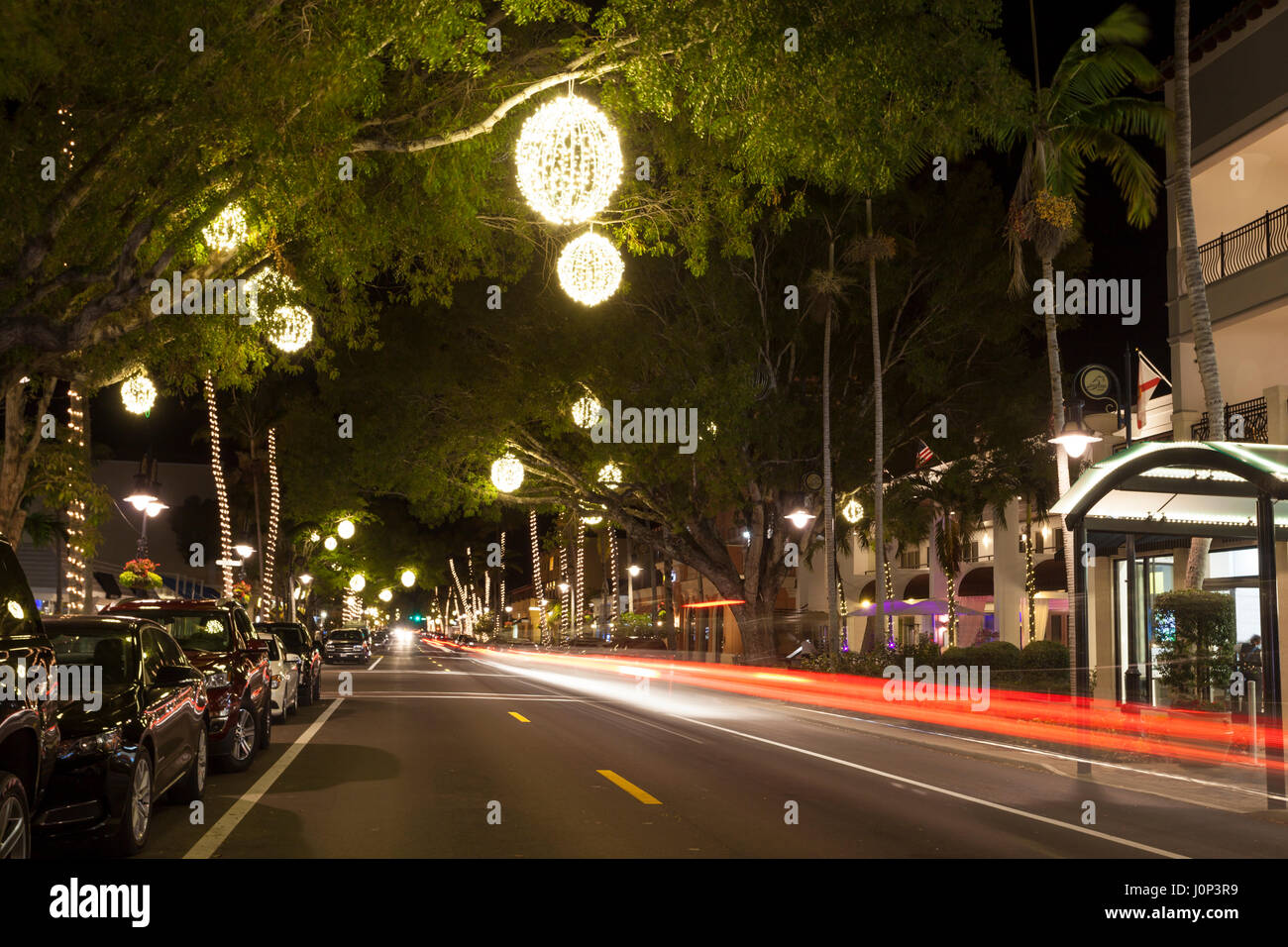 Rue de la ville de Naples est éclairée la nuit. Florida, United States Banque D'Images