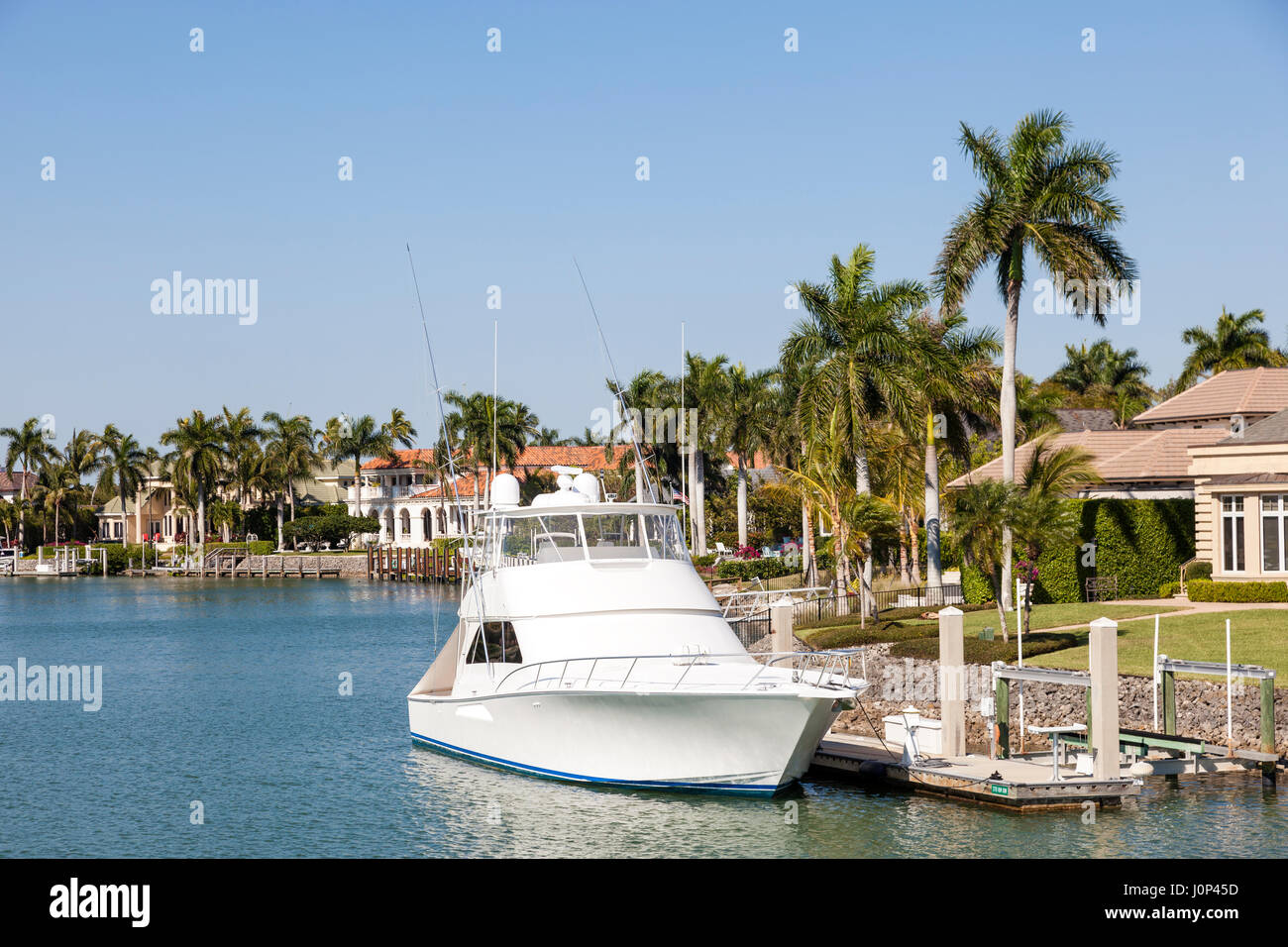Naples, FL, USA - Le 18 mars 2017 : un bateau de pêche au bord de l'eau villa dans la ville de Naples. Florida, United States Banque D'Images