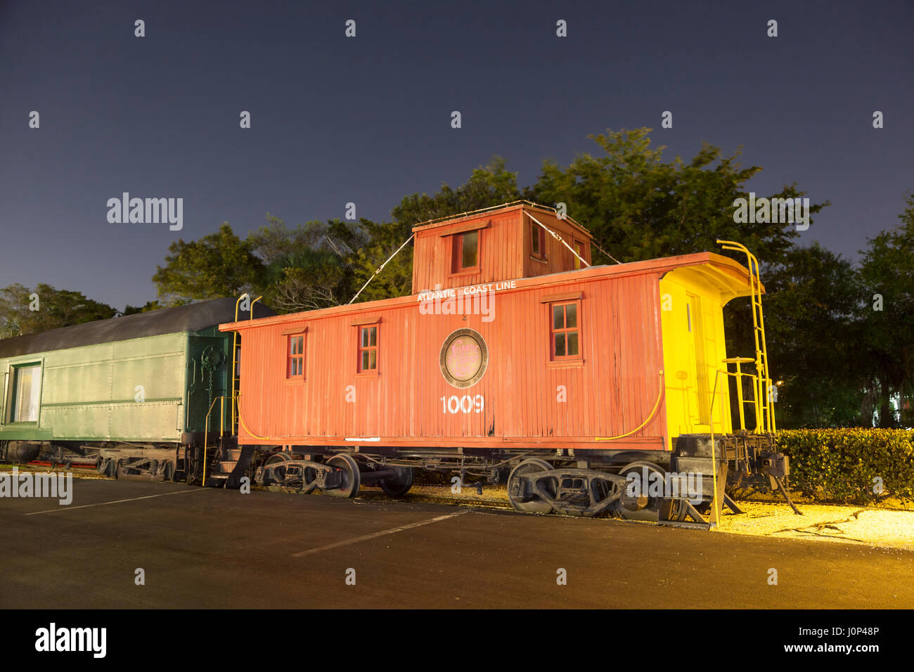 Naples, FL, USA - Le 21 mars 2017 : Old train historique à Naples le depot et train museum est éclairée la nuit. Florida, United States Banque D'Images