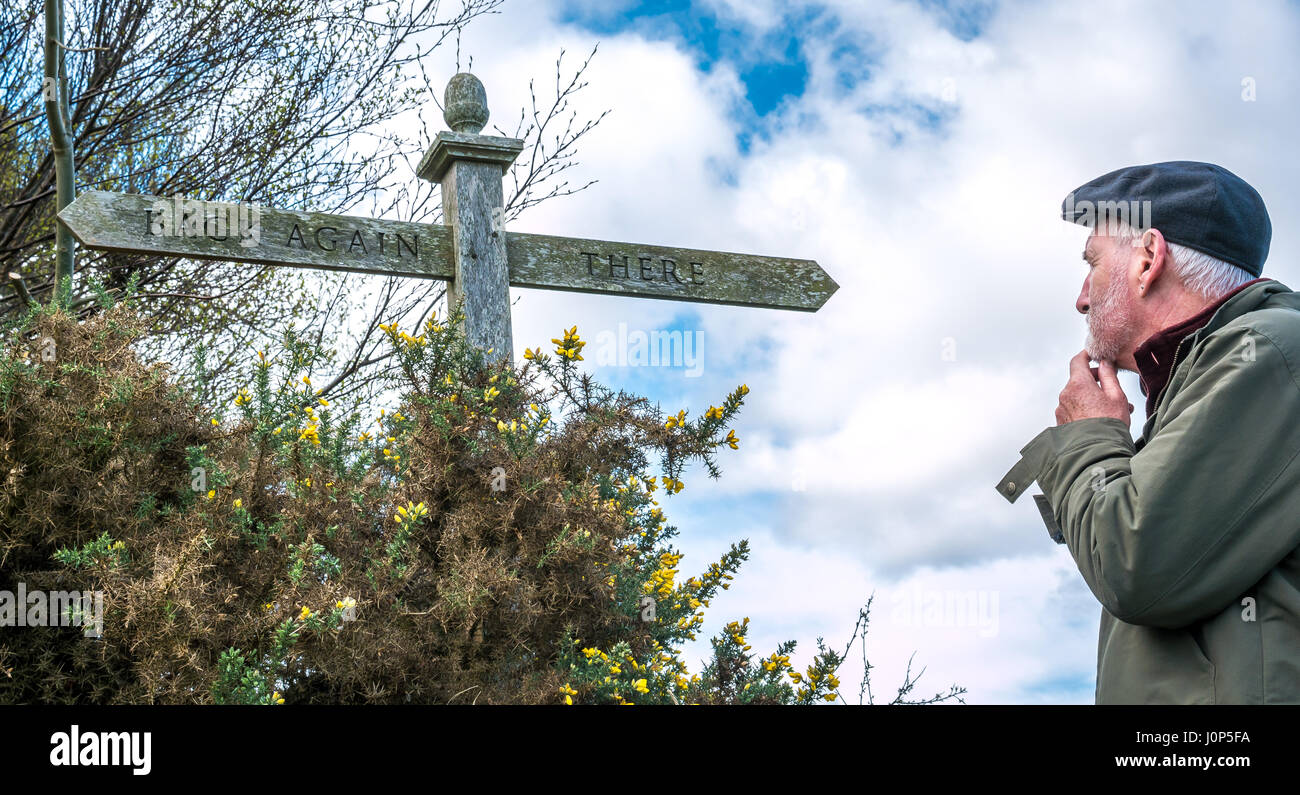 Vieil homme à barbe à nous interroger au sujet des signes inhabituels avec sous-titre et il y a de nouveau, sous-titre de The Hobbit par JRR Tolkien, Ecosse, Royaume-Uni Banque D'Images