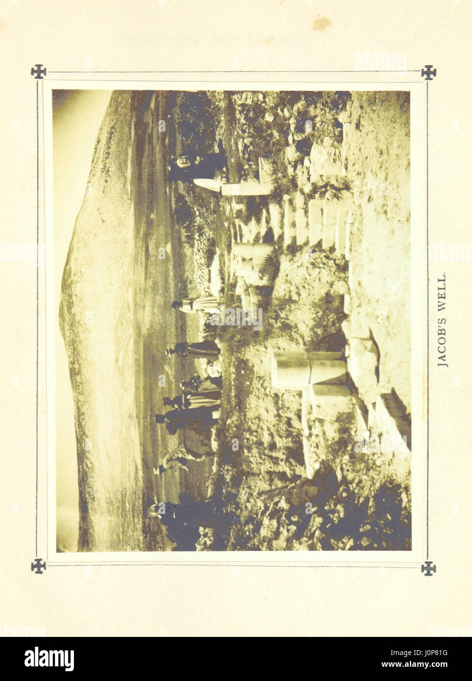 Ce journal documente les voyages de l'auteur à travers la Palestine en 1898, offrant un compte rendu de première main des paysages, des gens et des aspects culturels de la région. Il est enrichi de plaques et de cartes pour fournir une compréhension plus profonde du voyage. Banque D'Images