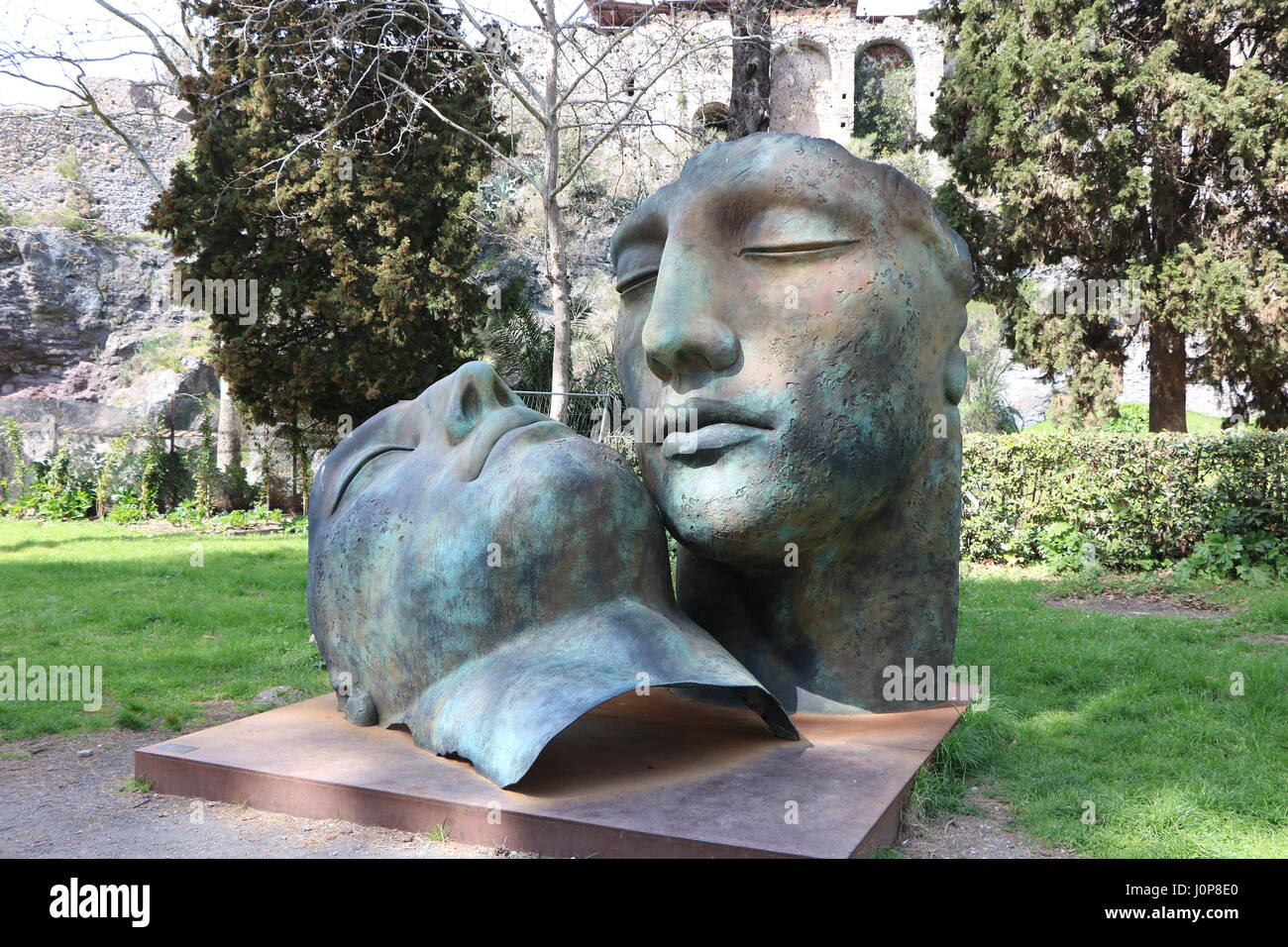 Hermanos (Frères), la sculpture d'Igor Mitoraj (1944-2014), l'installation de Pompéi, Naples, Italie à partir de mai 2016 à mai 2017. Banque D'Images