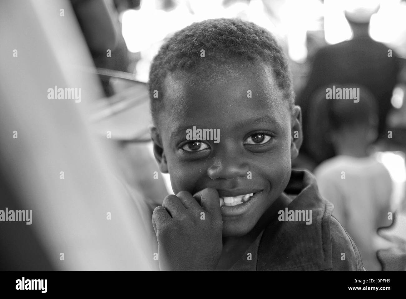 Image en noir et blanc d'un garçon sénégalais Banque D'Images