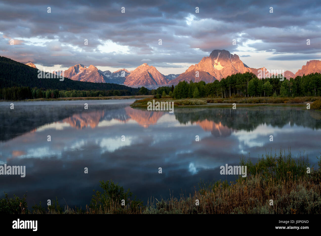 Lever du soleil à Oxbow Bend dans le parc national de Grand Teton. Oxbow Bend est un de mes préférés, ainsi que l'un des quartiers les plus populaires du parc. Il a été créé lors de la partie de la rivière a été coupé et oublié dans la rivière Snake a trouvé un nouveau chemin vers le sud. Banque D'Images