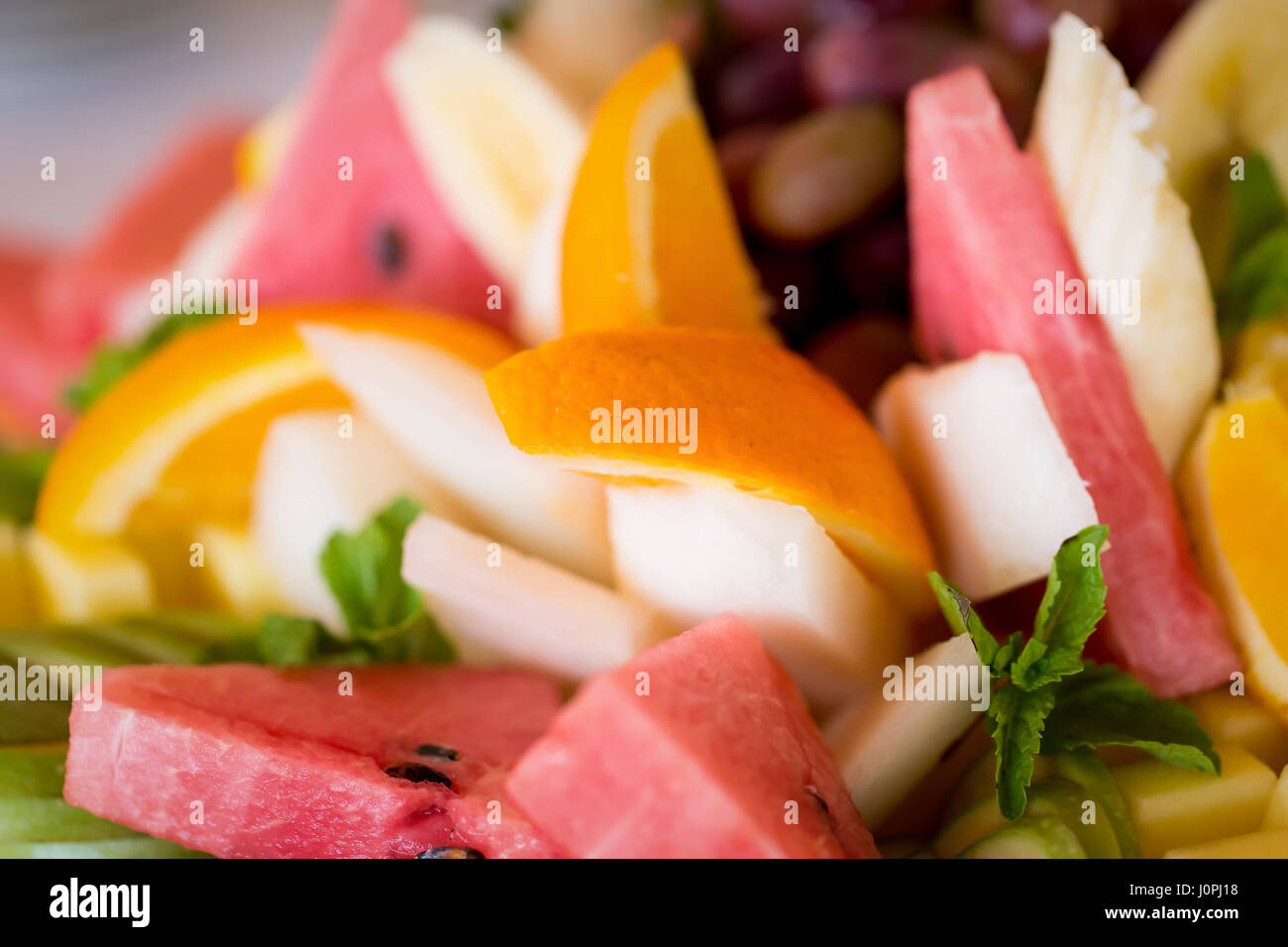 Juteuse et salade de fruits frais Partie des bâtons. Salade de