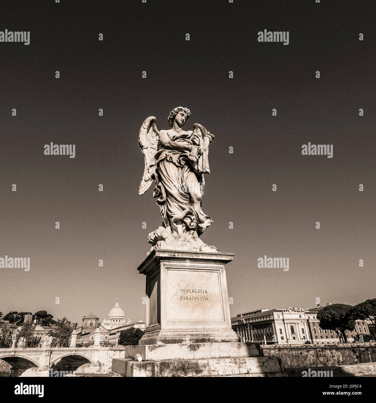 Angel avec les Whips sur le Ponte Sant'Angelo à Rome, Italie Banque D'Images