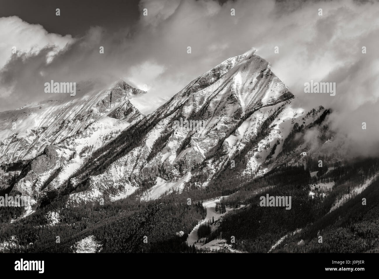 Petite et Grande Autane pics de montagne en hiver (noir et blanc). Champsaur, Hautes Alpes, Alpes du Sud, France Banque D'Images