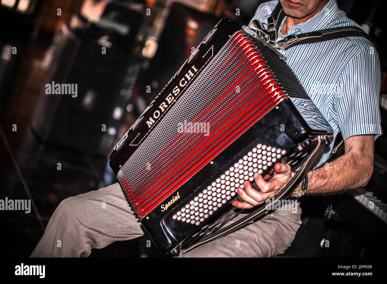 Musicien masculin à jouer de l'accordéon Photo Stock - Alamy