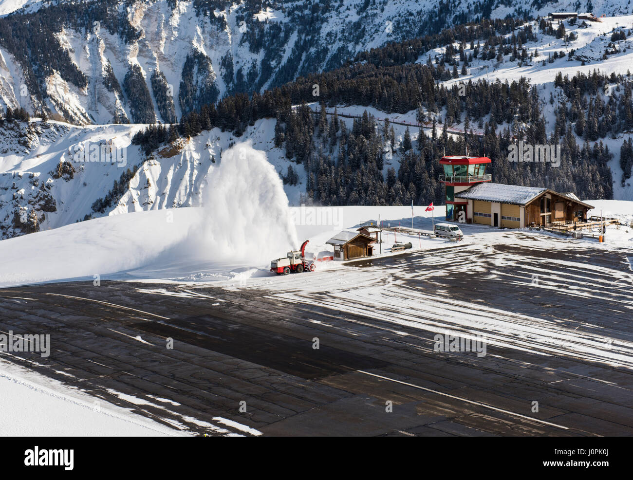 Petit aéroport altiport piste déneigés par surpresseur sur le côté d'une hutte de montagne en hiver Banque D'Images