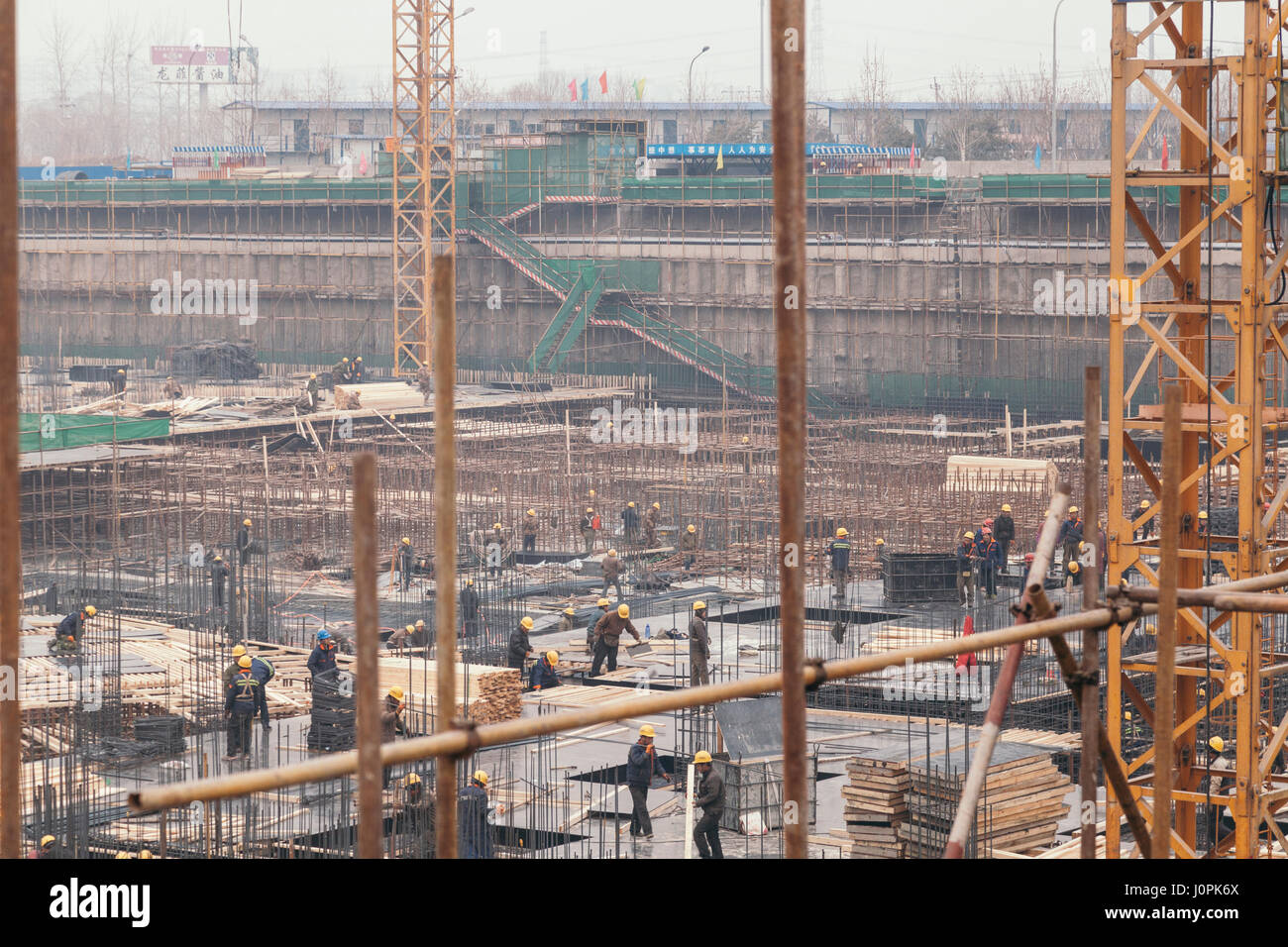 18 Dec 2014, Beijing. L'activité de travail sur un site de construction en ville avec des grues et des travailleurs du bâtiment,gare Banque D'Images