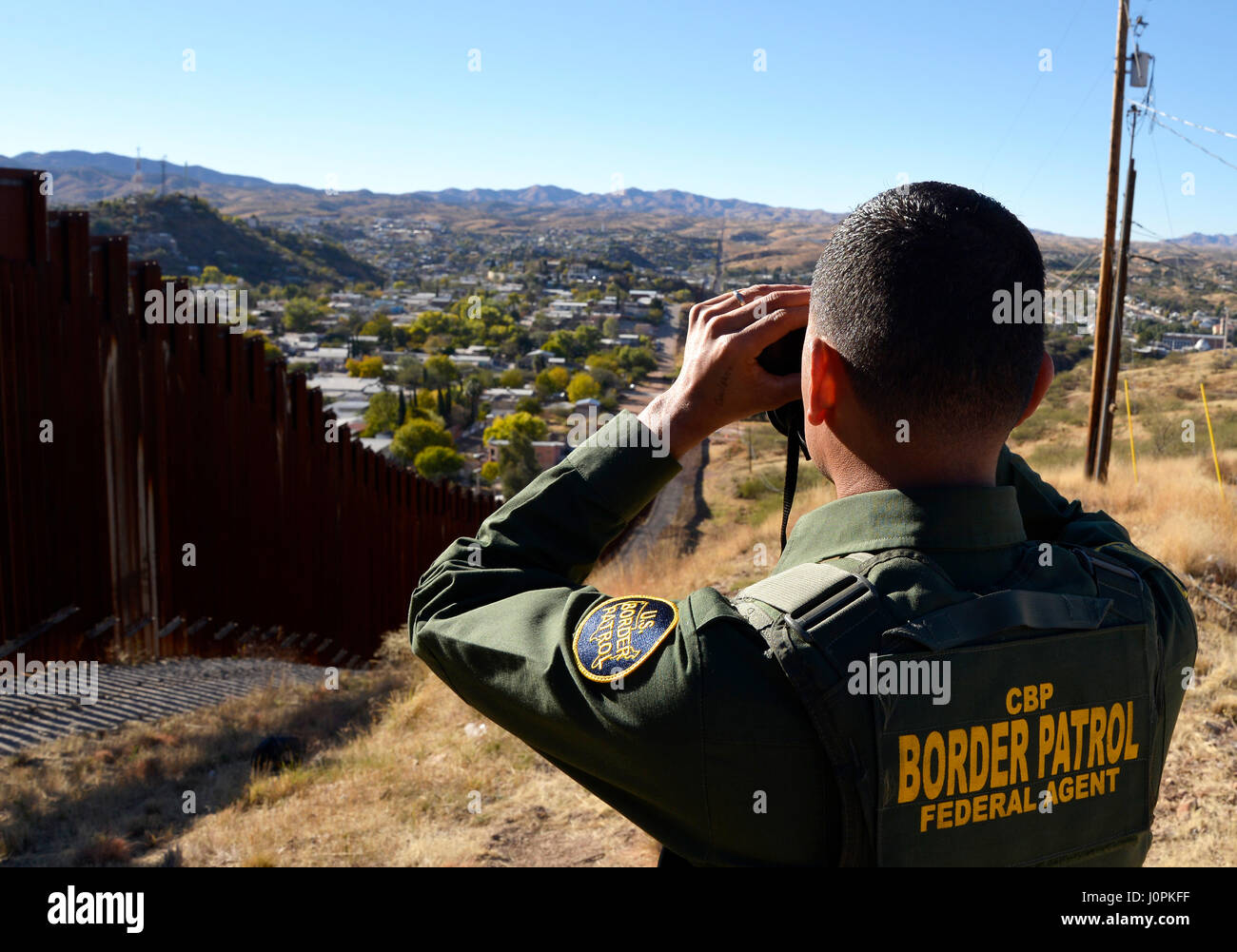 Agent de la patrouille frontalière américaine parle du travail des agents le long de la frontière avec le Mexique, à Nogales, Arizona, USA. Banque D'Images