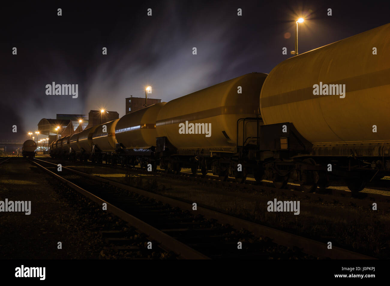 Un train de produits chimiques dans le dépôt. Les vapeurs de gaz dans la nuit froide. Banque D'Images