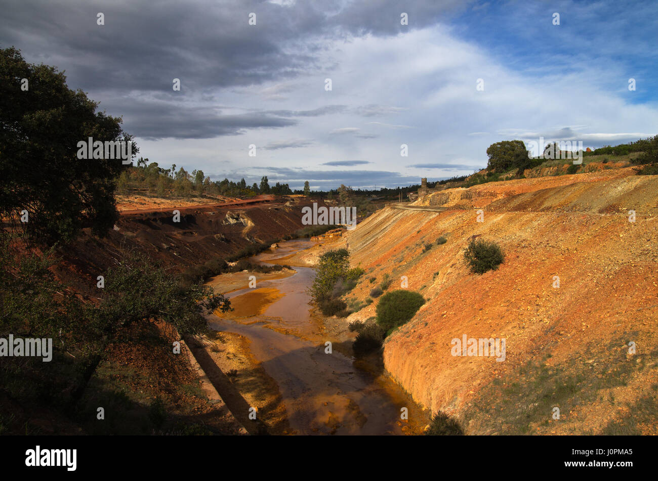 Rouge et jaune soufre et de fer de la vallée de la rivière polluée scorie à Sao Domingos mine abandonnée. Mertola, Alentejo, Portugal. Banque D'Images