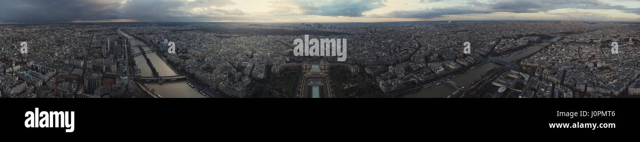 Panorama de Paris après la tempête de la tour Eiffel. Vue sur la Place du Trocadéro, Palais de Chaillot, Seine, Pont de Bir-Hakeim, Allée des Cygnes Banque D'Images