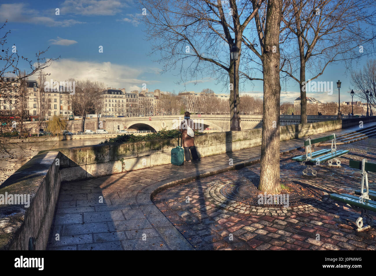 Une femme avec une valise est l'attente de quelqu'un sur la Place Louis Aragon. La France. Paris Banque D'Images