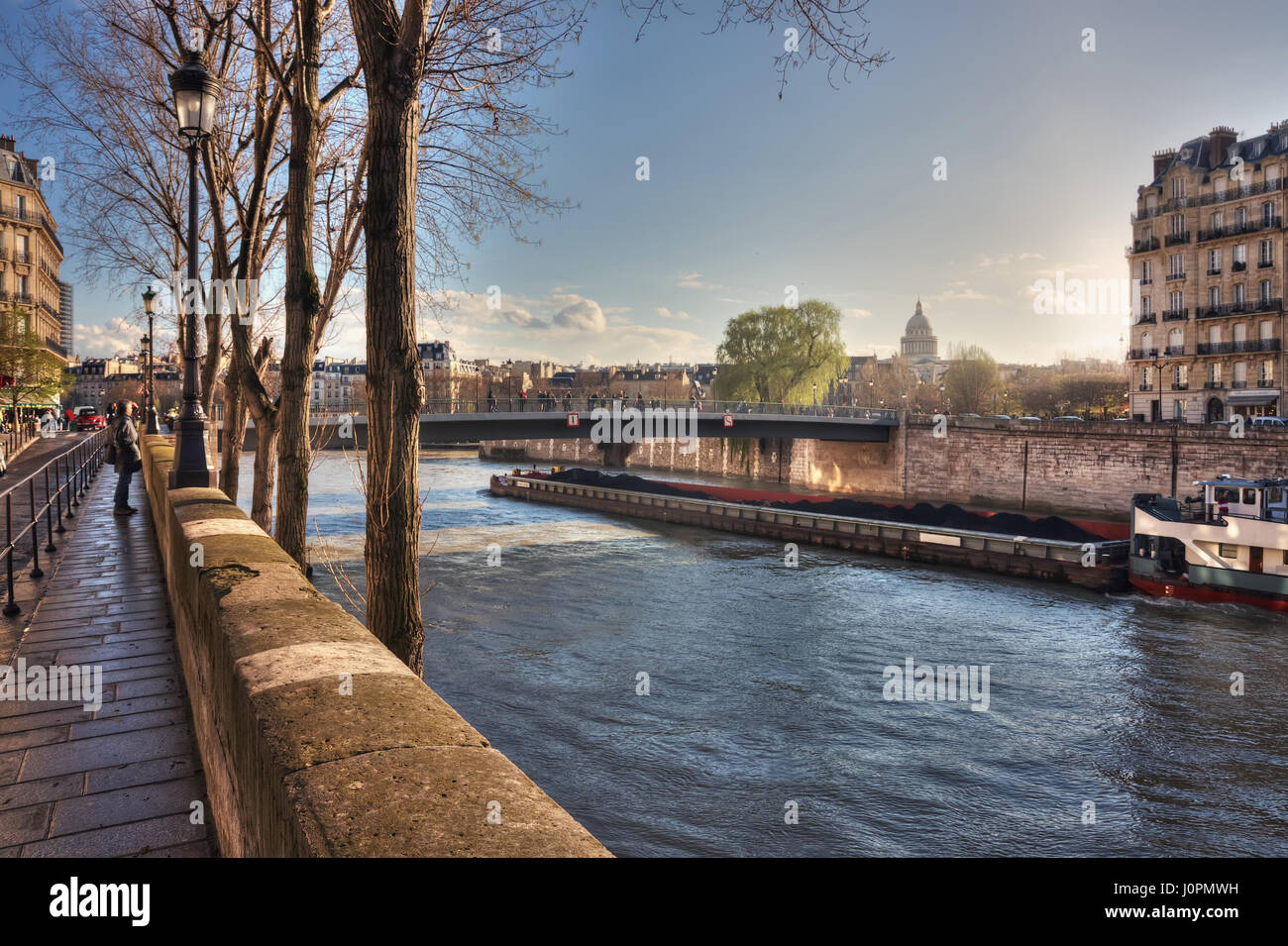 Vue depuis le quai de Bourbon sur le pont Saint-Louis, quai aux fleurs et Seine. La France. Paris Banque D'Images