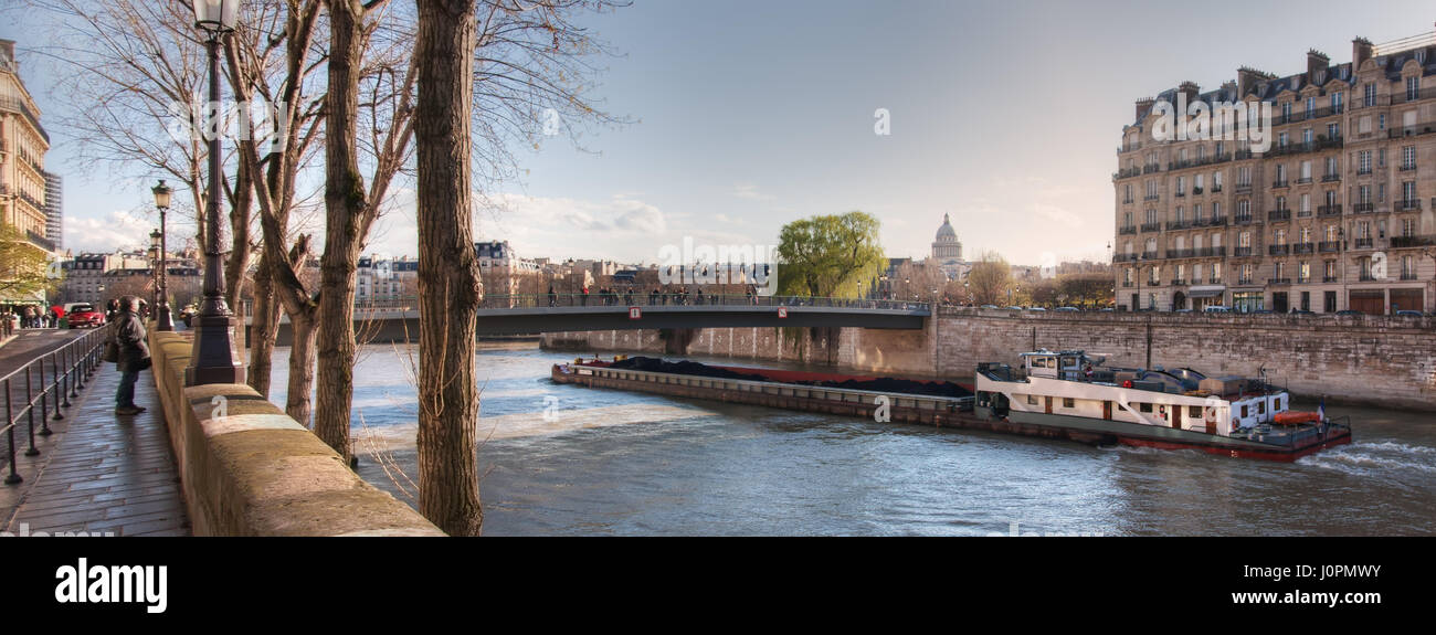 Vue depuis le quai de Bourbon sur le pont Saint-Louis, quai aux fleurs et Seine. La France. Paris Banque D'Images