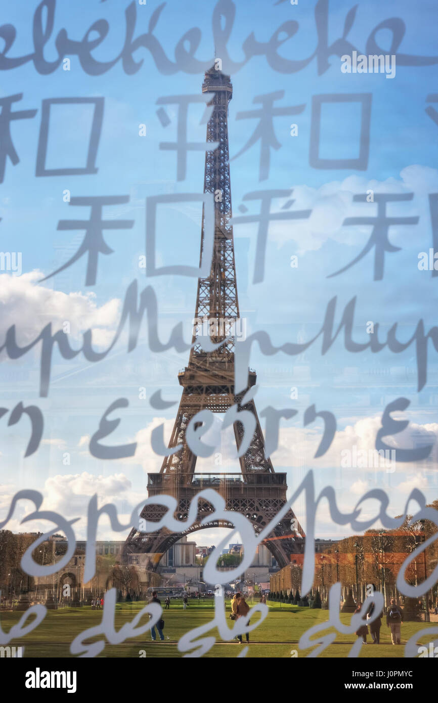 Le mur pour la paix et la Tour Eiffel. La France. Paris. Le mur pour la paix est une œuvre conçue par l'artiste Clara Halter et spatialement installé par l'un Banque D'Images