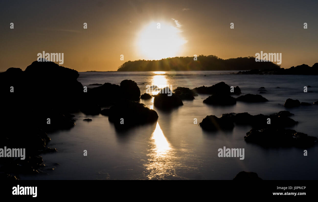 Coucher du soleil à marée basse sur les rochers à santa catalina, Panama Banque D'Images