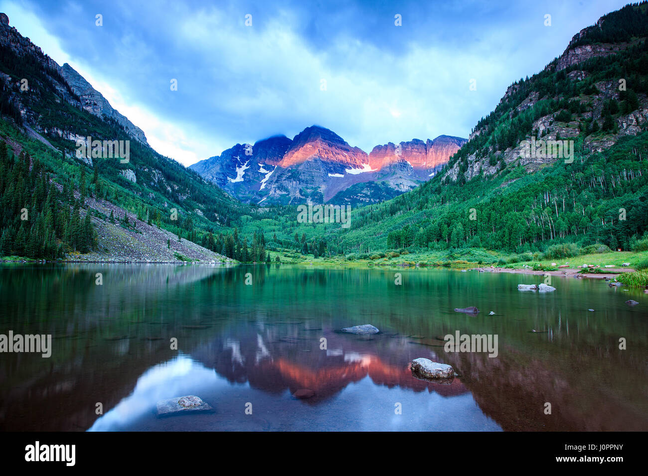 Maroon bells au lever du soleil dans la région de Aspen colorado Banque D'Images