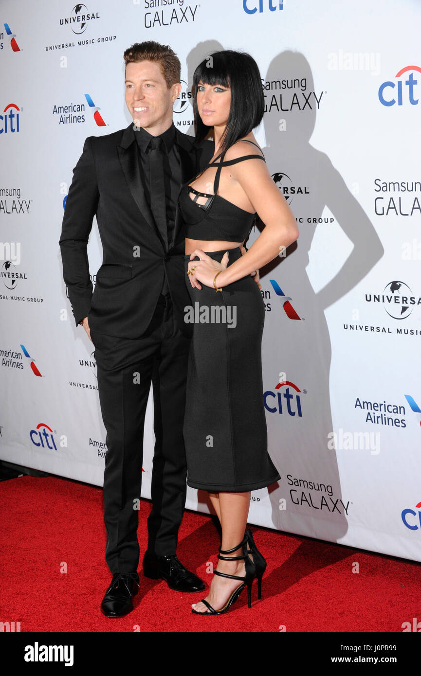 Shaun White (l) et Sarah Barthel assiste à l'Universal Music Group 2015 GRAMMY Poste de travail à l'établissement Ace Hotel Downtown LA le 8 février 2015 à Los Angeles, Californie. Banque D'Images