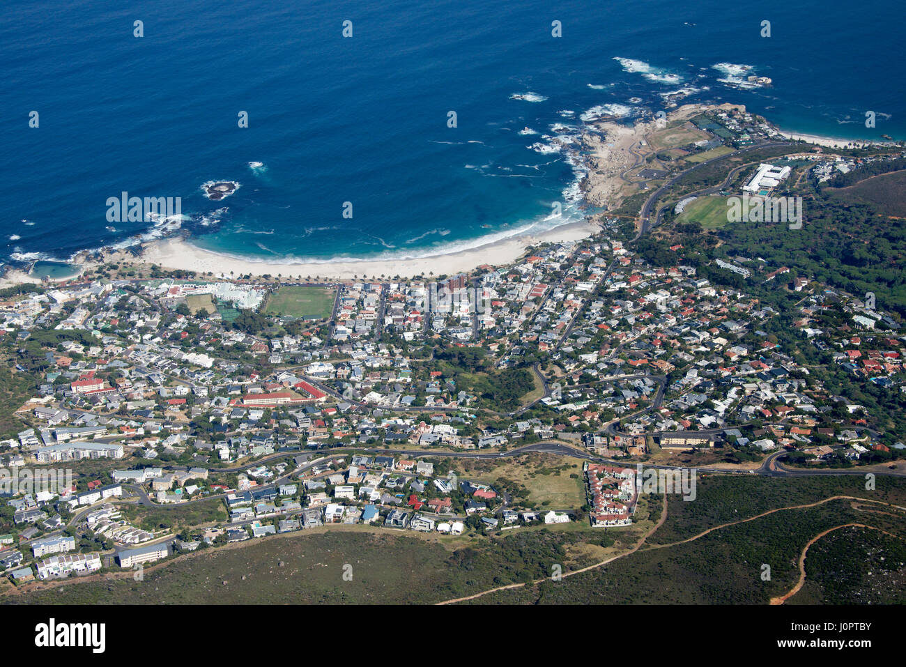 Vue aérienne de la plage de Camps Bay et de Table Mountain Cape Town Afrique du Sud Banque D'Images