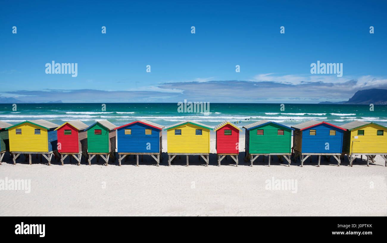 Cabines de plage victorienne peinte en couleurs Muizenberg Beach Cape Peninsular Cape Town Afrique du Sud Banque D'Images