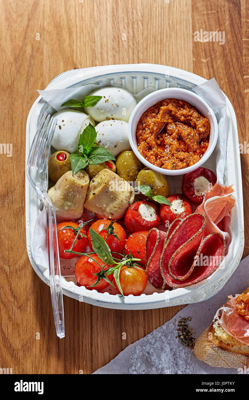 Le déjeuner d'Antipasti - Bureau de la mozzarella, artichaut, salami, pesto rouge, tomates cerises et feta poivrons farcis Banque D'Images