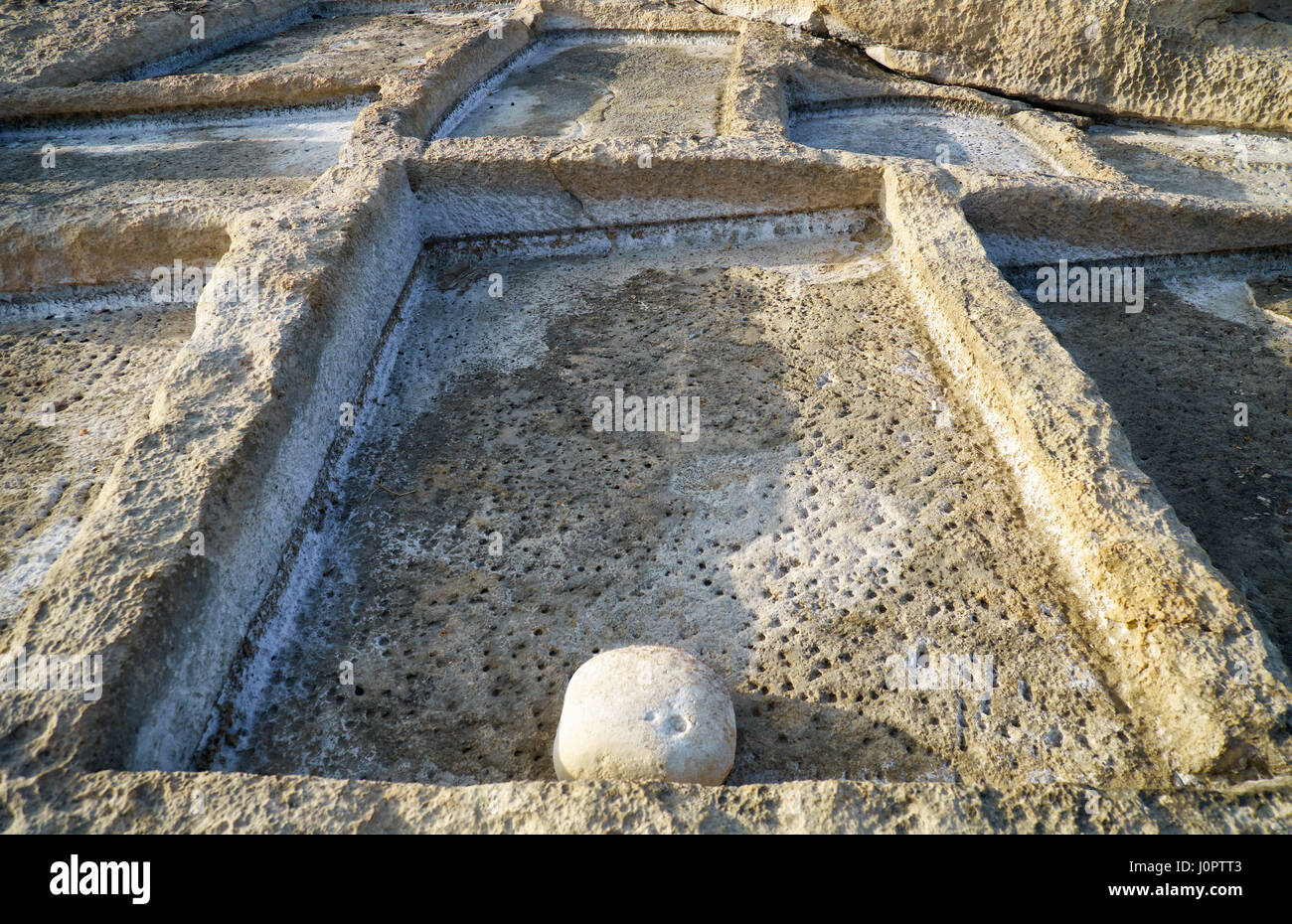 Vieilles pierres historiques salines à Marsaskala côte, utilisé pour obtenir le sel de l'eau de mer par évaporation, Malte Banque D'Images