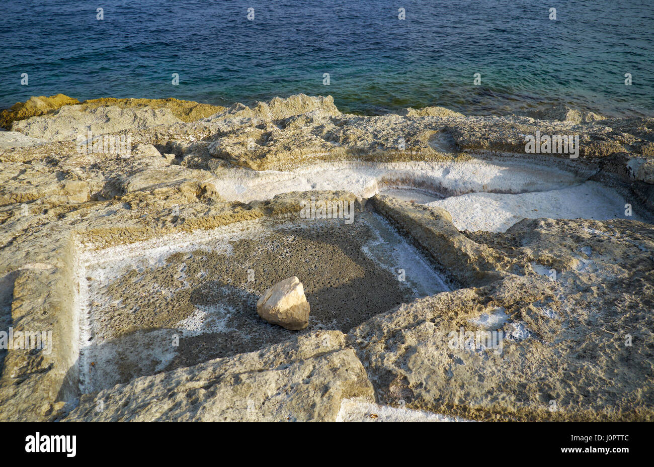 Vieilles pierres historiques salines à Marsaskala côte, utilisé pour obtenir le sel de l'eau de mer par évaporation, Malte Banque D'Images