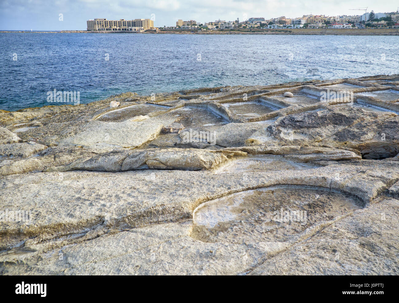 Vieilles pierres historiques salines à Marsaskala côte, utilisé pour obtenir le sel de l'eau de mer par évaporation, Malte Banque D'Images