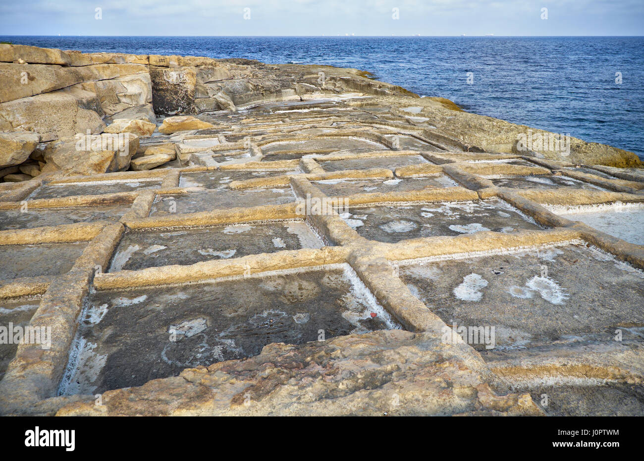 Vieilles pierres historiques salines à Marsaskala côte, utilisé pour obtenir le sel de l'eau de mer par évaporation, Malte Banque D'Images