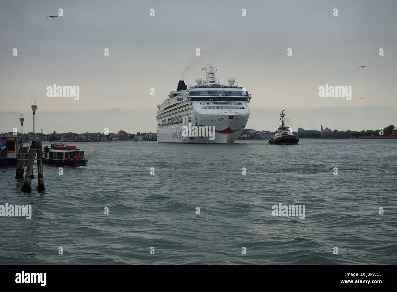 Un énorme bateau de croisière est entrée dans le "canal de la Giudecca jusqu' à Venise, Italie Banque D'Images