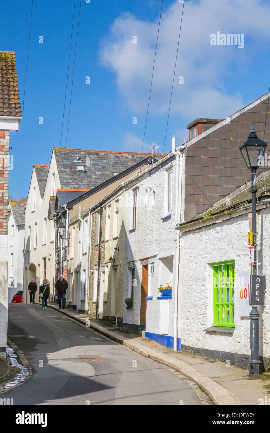 La très étroite rue du Nord est l'artère principale par l'intermédiaire de la partie ancienne du port historique de Fowey, Cornwall, Angleterre Banque D'Images