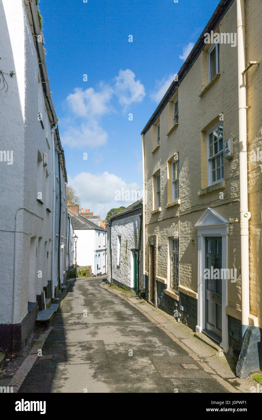 La très étroite rue du Nord est l'artère principale par l'intermédiaire de la partie ancienne du port historique de Fowey, Cornwall, Angleterre Banque D'Images