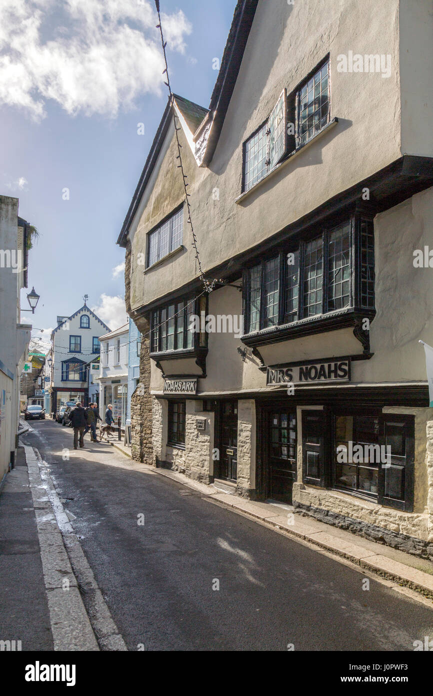 La très étroite rue d'avancement est l'artère principale par l'intermédiaire de la partie ancienne du port historique de Fowey, Cornwall, Angleterre Banque D'Images