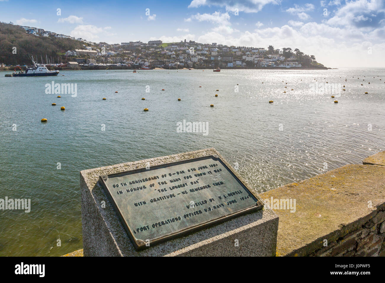 Une plaque souvenir D-Day sur le quai dans le port historique de Fowey, avec Polruan au-delà, Cornwall, Angleterre Banque D'Images